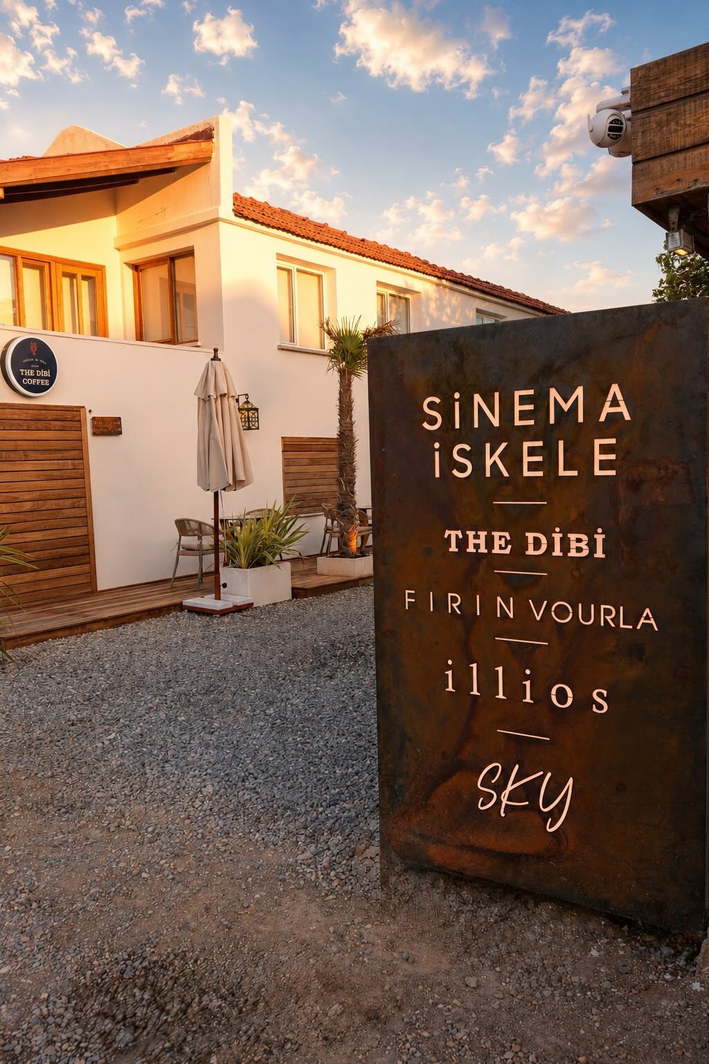 Sinema İskele yön tabelası: The Dibi, Fırın Vourla, illios, SKY
